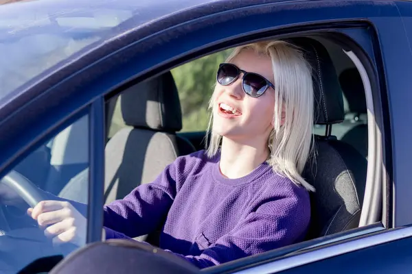 Joyful Blonde Woman Sunglasses Driving Car Laughing Looking Cheerful Exemplifying Stockfoto