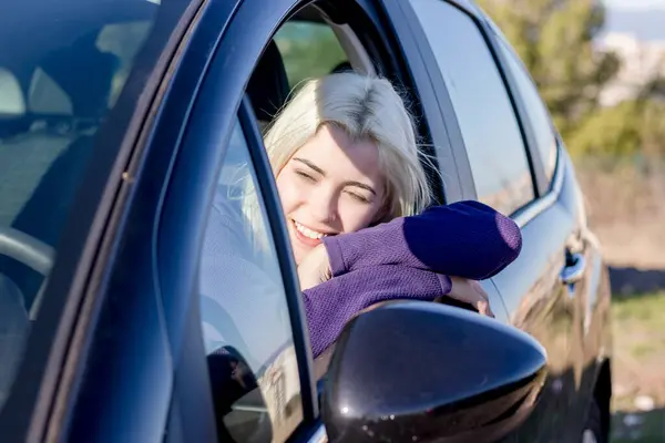 Блондинка Отдыхает Головой Окне Автомобиля Глаза Закрыты Момент Расслабления Усталости Лицензионные Стоковые Изображения