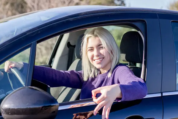 Happy Young Woman Blonde Hair Smiling Holding Car Keys Wearing Rechtenvrije Stockfoto's
