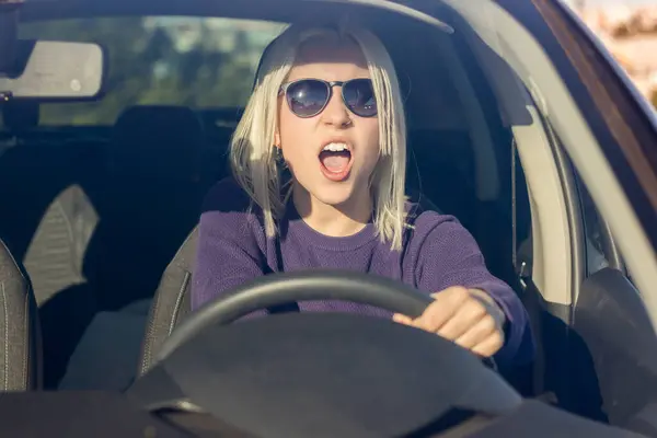 애니메이션 여자는 선글라스와 보라색 스웨터를 노래에서 열정과 에너지를 보여주는 스톡 사진