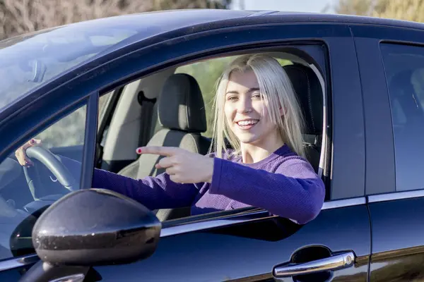 Happy Young Woman Blonde Hair Smiling Holding Car Keys Wearing Rechtenvrije Stockfoto's