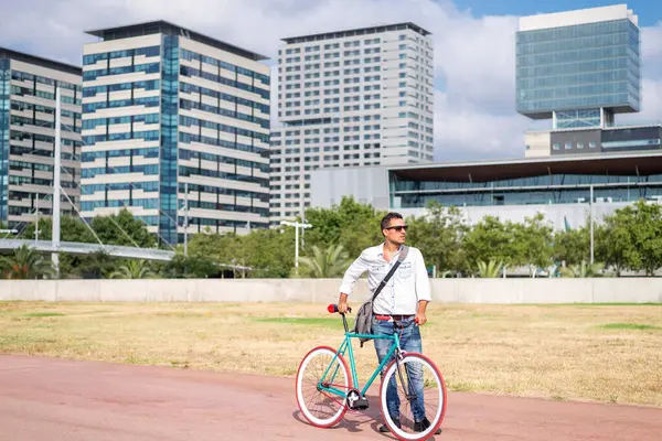 Homem Elegante Fica Com Sua Bicicleta Vermelha Turquesa Parque Urbano Fotografia De Stock