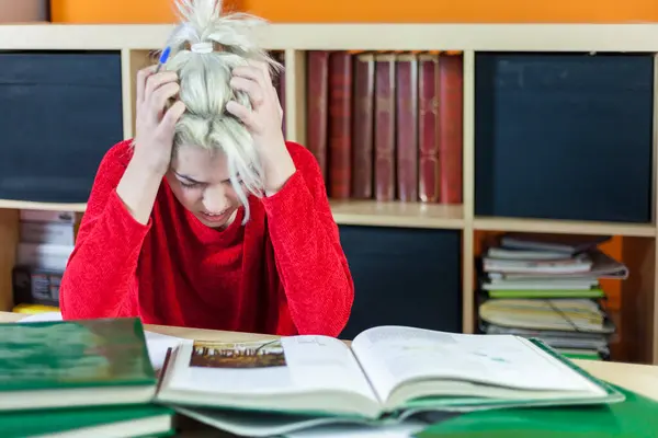 Jovem Estudante Vermelho Estressada Sobrecarregada Puxando Cabelo Enquanto Estudava Uma Fotografias De Stock Royalty-Free