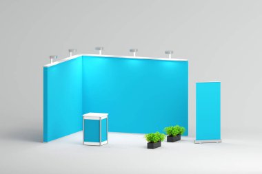 Her iki tarafında yeşil bitkiler ve merkezi bir podyum bulunan, spot ışıklarıyla aydınlatılmış mavi bir sergi standı. Çevre dostu marka gösterimleri için ideal.
