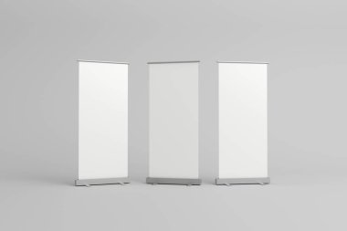 Yan yana dizilmiş, beyaz arkaplanlı üç boş pankart, sergilerde, fuarlarda veya tanıtım etkinliklerinde kişiselleştirilebilir markalaşma için ideal.