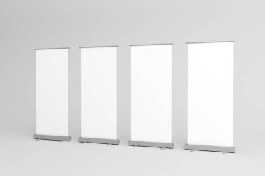 Arka arkaya dizilmiş dört adet boş pankart, ticari fuarlar, sergiler ve kurumsal etkinlikler için özelleştirilebilir markalaşma için ideal..