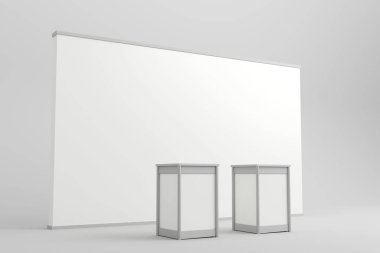 Etkinlik veya ticaret gösterilerinde kişiselleştirilebilir sunumlar, markalaşma ve ürün gösterimleri için uygun büyük beyaz bir arkaplan önüne iki boş ekran tezgahı kurulur.