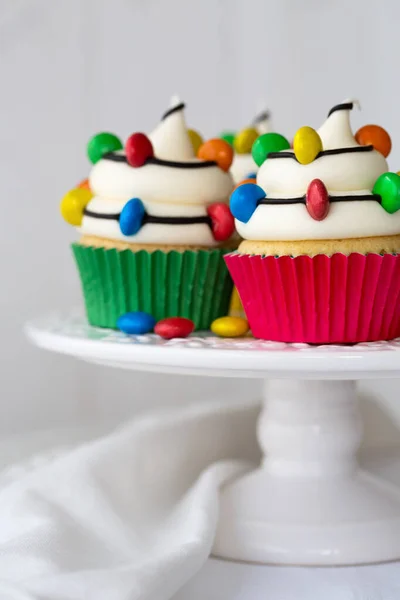 Cakestand Med Jul Cupcakes Dekorerade Med Färgglada Julbelysning — Stockfoto