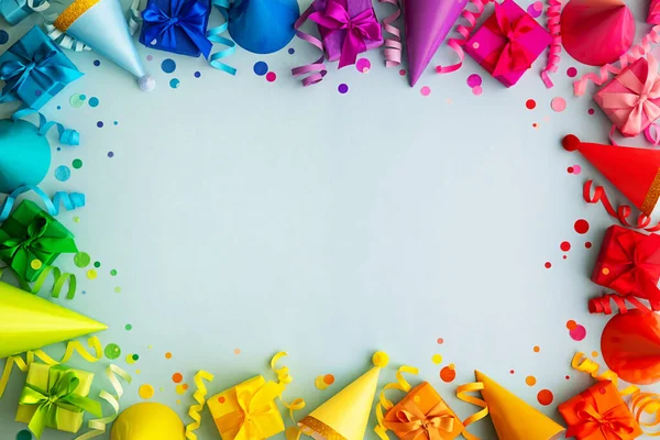 五彩缤纷的彩虹生日派对边框背景 戴着派对帽 生日礼物和彩带 — 图库照片