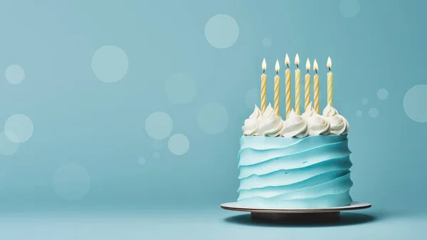 生日蛋糕 上面有蓝色的糖霜和黄色的生日蜡烛 准备参加生日宴会 蓝色背景 — 图库照片