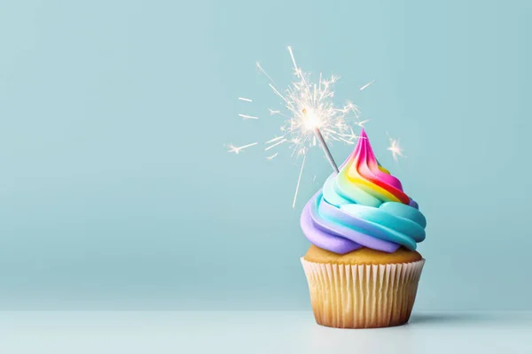 Födelsedag Cupcake Med Färgglada Regnbåge Glasyr Och Fest Glitter För — Stockfoto