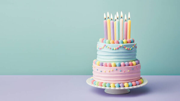 Пастельный многоуровневый торт на день рождения, украшенный леденцами и красочными свечами с глазурью из пастельного масла на обычном бирюзовом фоне