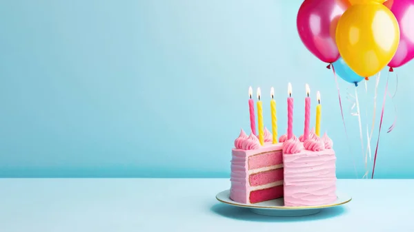 ピンクの誕生日ケーキ誕生日キャンドルとピンクと青の背景に黄色のパーティーバルーン — ストック写真