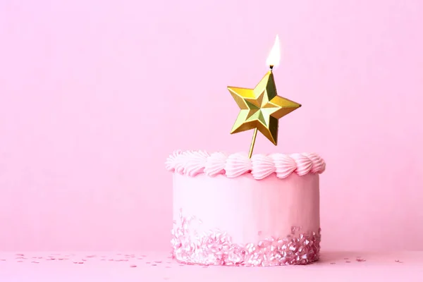 Roze Matte Verjaardagstaart Met Een Gouden Ster Verjaardagskaars Hartvormige Hagelslag — Stockfoto