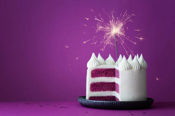 紫色の背景に白い霜降りとお祝いの輝きと紫色の誕生日お祝いの層ケーキ — ストック写真