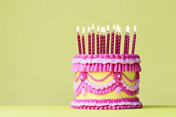 Uitgebreid Roze Gele Vintage Boterroom Verjaardagstaart Met Verjaardagskaarsen Pijpjes Ruches — Stockfoto