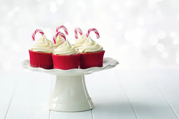 Beyaz Krema Noel Şeker Kamışlarıyla Süslenmiş Noel Kekleri — Stok fotoğraf