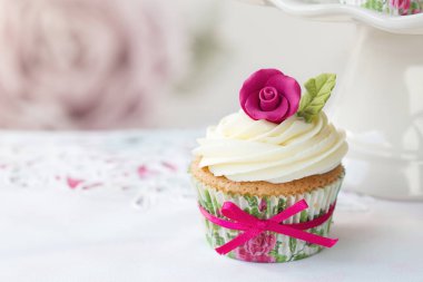 cupcake gül pembe şeker ile dekore edilmiştir.