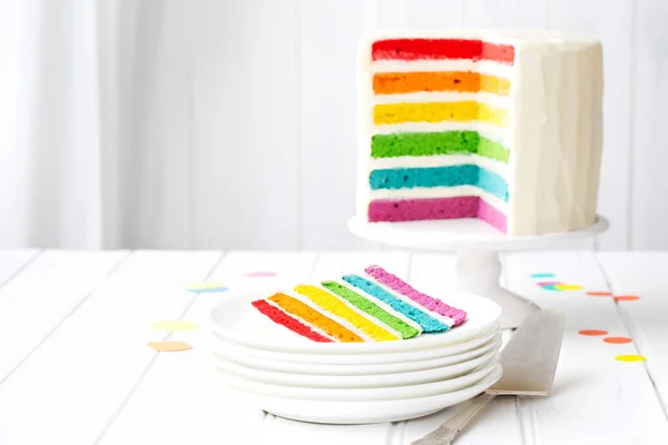 誕生日パーティーのための明るく着色された虹の層のケーキ — ストック写真