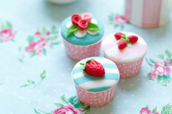 ピンクのポルカのドットカップケーキカップで好きなイチゴとバラで飾られたカップケーキ — ストック写真