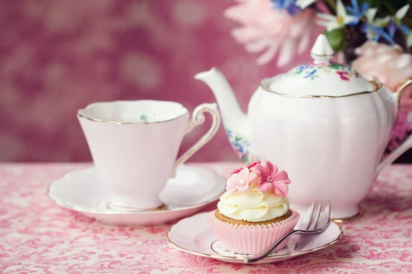 Дневной Чай Подается Цветочным Кексом Винтажном Фарфоре — стоковое фото