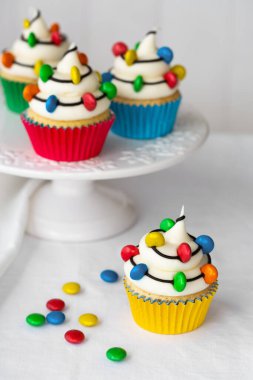 Noel kekleri şeker telleriyle süslenmiş Noel ışıkları