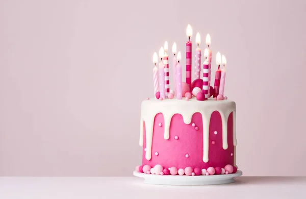 Rózsaszín Ünneplés Születésnapi Torta Csepegtető Cukormázzal Rózsaszín Születésnapi Gyertyákkal Stock Fotó