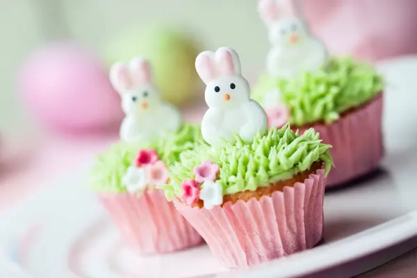 迷你蛋糕装饰着复活节兔子 免版税图库图片