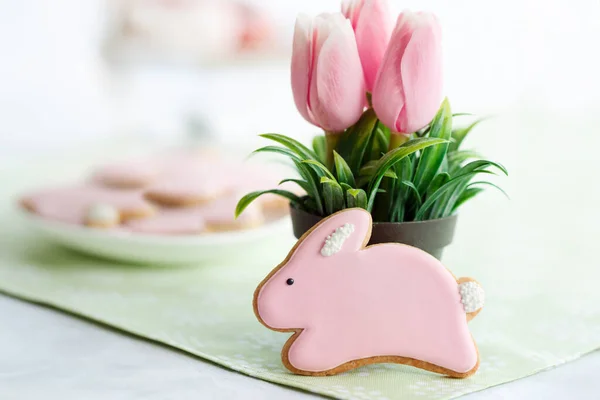 Biscotto Coniglio Pasqua Con Glassa Rosa Fotografia Stock