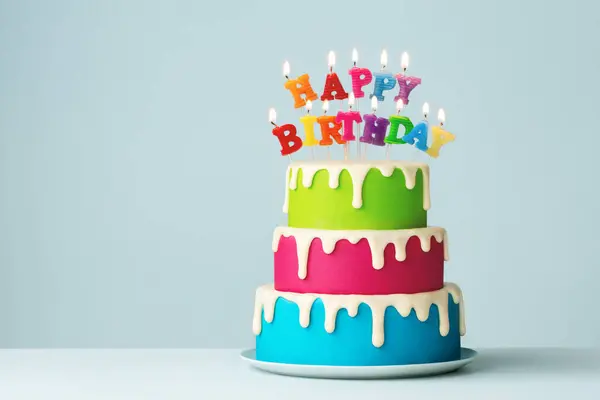 Kleurrijke Gelaagde Verjaardagstaart Met Kleurrijke Gelukkige Verjaardagskaarsen Druppelende Glazuur Stockfoto