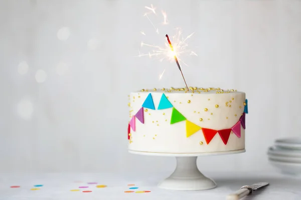 Pastel Cumpleaños Celebración Con Coloridos Banderines Arco Iris Una Celebración Imagen De Stock