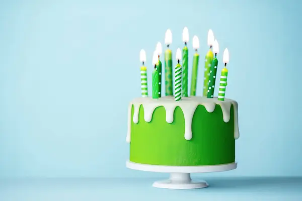 用十个绿色生日蜡烛庆祝生日蛋糕 图库图片