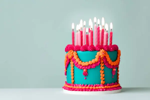 ピンクとオレンジのパイプヴィンテージスタイルのフリルと誕生日キャンドルでエラボレートジェイドカラーバースデーケーキ ストック画像