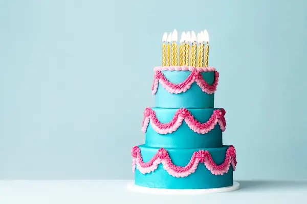 파이프 프릴과 양초와 계층화 케이크 스톡 사진