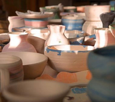 Yakından bakınca, kutsal kırsal incil Tanrı 'nın retro boş şarap suyu çayını yiyen aşçı şişesi kaplama beyaz metin alanı. Çamurlu çamur yağı tenceresi dükkan nesnesini canlandırıyor. İncil sanatçısı stil tasarımı.