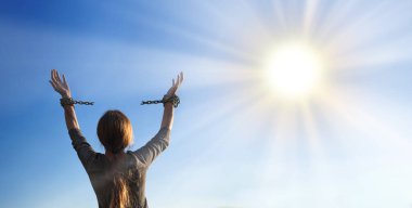 Cezaevi kanunu tehlikesini kapatın. Genç bayan Tanrı 'dan güç dileyin. Umut için yardım isteyin. Zihinsel sınırlama bağımlısı çelik kilide bağlanıyor. Zaptediliyor. Suçu kötüye kullanıyor.