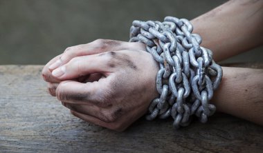 Yakın görüş eski kanun tehlikesi. Stresli erkek çocuk Tanrı 'dan yaşam ahşap metin uzayına yardım etmesini diliyor. Kapanış limiti, acı, kadın bileğini bağlıyor. Demir halat, vücut istismarını engelliyor.