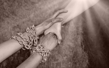 Hapishaneyi kapatın umutsuzluğa kapılma tehlikesi stres genç erkek takım arkadaşı Tanrı 'dan umut dileyin toprak çukuruna tırmanmaya yardım edin. Yakın çekim bağımlısı acı metal kravat kilidini bağlıyor suç istismarını engelliyor adam kaçırmayı arttırıyor