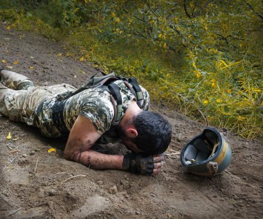 Tek başına yorgun ABD Vatansever Birimi 'nden NATO üyesi erkek yüz koruma programı Tehlike sonrası kara tarla ağacı mesaj alanı. Tek endişem, insan ağlaması. Kaybolmuş tıbbi kahraman Tanrı inancı kavramı.