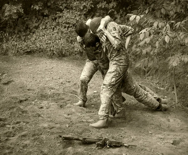 アメリカの北軍部隊の武装警備員の戦闘機男性の手銃のショットは 暗い森の木のフィールドと戦う希望の血の痛みの危険性の生活を保護します ヒーローストレス死ショック悲しみ死絶望危機 — ストック写真