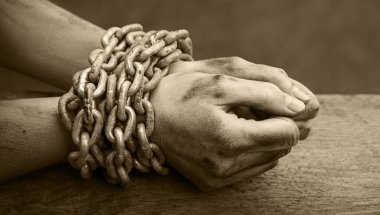 Yakın görüş eski kanun tehlikesi. Stresli erkek çocuk Tanrı 'dan yaşam ahşap metin uzayına yardım etmesini diliyor. Kapanış limiti, acı, kadın bileğini bağlıyor. Demir halat, vücut istismarını engelliyor.