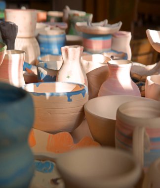 Yakından bakınca, kutsal kırsal incil Tanrı 'nın retro boş şarap suyu çayını yiyen aşçı şişesi kaplama beyaz metin alanı. Çamurlu çamur yağı tenceresi dükkan nesnesini canlandırıyor. İncil sanatçısı stil tasarımı.