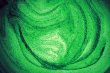 Makro parlak ışık, ıslak, kalın, sağIıklı, yuvarlak dairesel, spiral lekeli içecek konsepti. Geçmiş sanat tasarımı koyu renk sulu yumuşak spa jel sume metin alanı üst detay görünümü