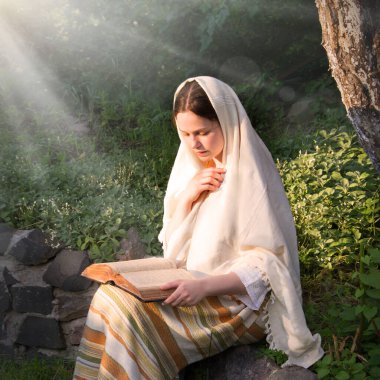 Oldukça sevimli yetişkin peçesi insan dinlenme bak eski yaşam üzerinde çalış umut güneş ışığı arifesi metin alanı. Genç bayan kutsal aziz İsa 'nın öğretileri kilise tarihi hobisi ile karşı karşıya olduğunu düşünüyor.