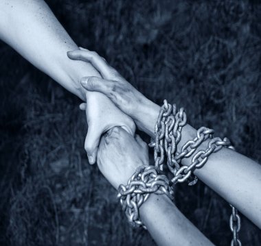 Hapishaneyi kapatın umutsuzluğa kapılma tehlikesi stres genç erkek takım arkadaşı Tanrı 'dan umut dileyin toprak çukuruna tırmanmaya yardım edin. Yakın çekim bağımlısı acı metal kravat kilidini bağlıyor suç istismarını engelliyor adam kaçırmayı arttırıyor