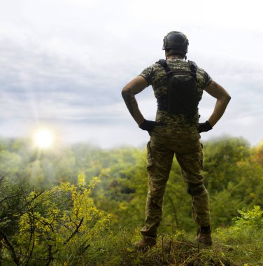 Yalnız, yorgun, genç, ABD 'li, NATO' lu erkek, dinleniyor. Kalça bel, bak. Tehlike ormanı, ağaç ışığı, beyaz gökyüzü mesaj sahası. Yalnız üzgün üzgün üzgün üzgün üzgün hisset. Kayıp veteriner kahraman tanrı inancı kavramı.