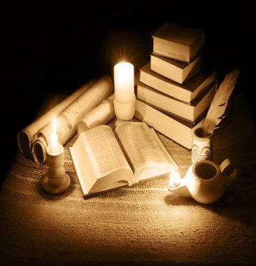 Grunge çağı eskimiş mezmur öğretisi dua et kutsal Torah kanunu mürekkep kâğıdı sayfa koyu siyah gece masası. Yeni kültür tanrısı İsa İncil duası edebi sıcak ateş yağı tenceresi sanatı hala hayat
