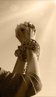 Kapalı eski hukuk umutsuzluk tehlike stres genç adam yükseltmek yaşam umut ışığı mavi metin alanı. Kapanış limiti, acı çekme kadın bilek ipini bağla izole edilmiş taciz vücudunu zapt et