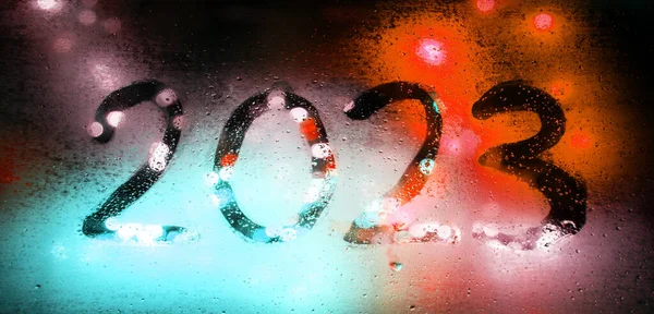閉じ雨の凍結大きなビュー青の色の手を描くグレアドットメリーXmasパーティーは カード フォーカスアートソフトタイム形状を迎える 冷たい霜の雨の街の通りの車を描くEveフォグ火花フレアテキストスペース文字 — ストック写真