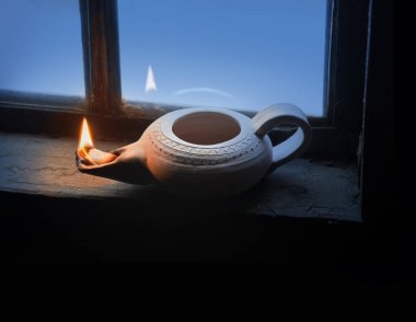 Yakından bakıldığında, orta Arap kırsalına ait parlak sürahi kavanozlu fitil fitili gökyüzü mesaj alanı bile var. Kutsal kitabı kapat sihirli Arap rustik eski çağ zavallı sıcak kulübe karanlık oda tanrı inancı ruhani dua sembol stili